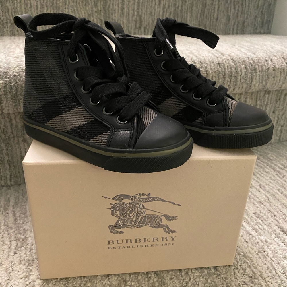 Kids Burberry Shoes (Size 8.5)